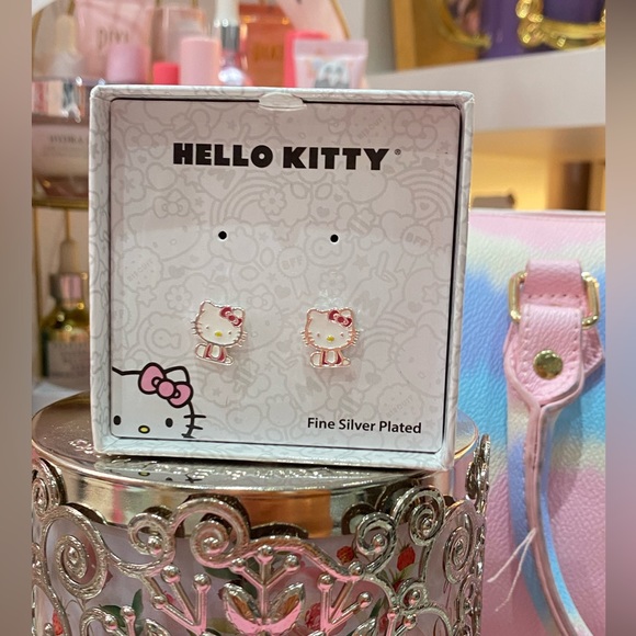 BNIB HELLO KITTY SILVER EARRINGS - Picture 6 of 6
